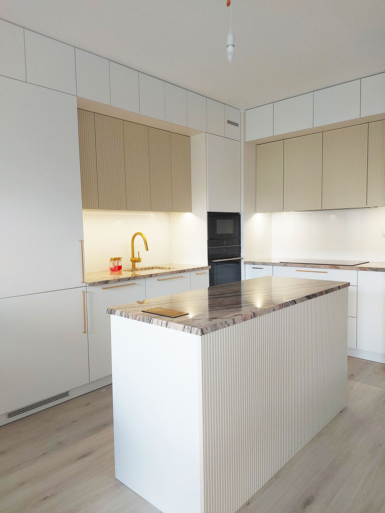 Nowoczesna kuchnia z frezowanymi frontami i kamiennym blatem - realizacja wykonana przez Mondins Meble