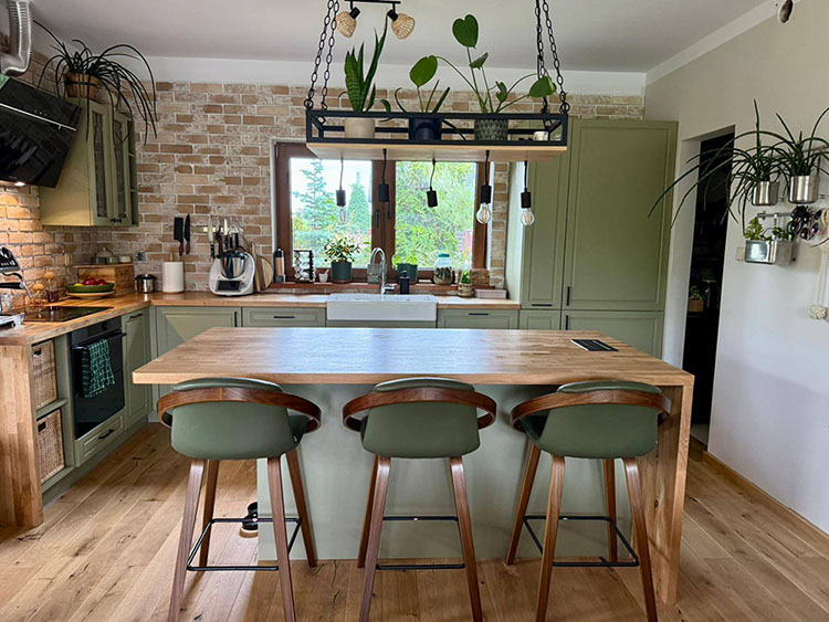 Kuchnia oliwkowa z drewnianym blatem w stylu loftowym - realizacja wykonana przez Mondins Meble