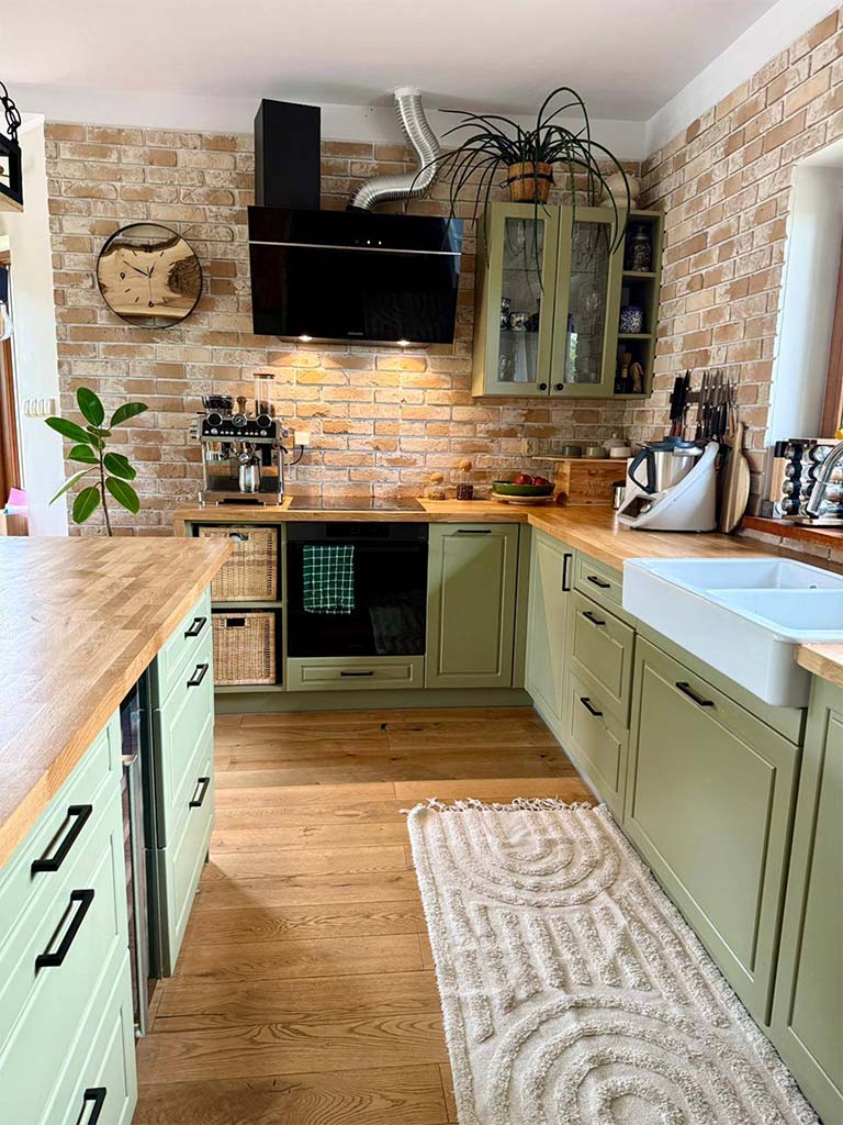 Elegancka kuchnia z drewnianą wyspą i nowoczesną zabudową realizowaną przez Mondins Meble