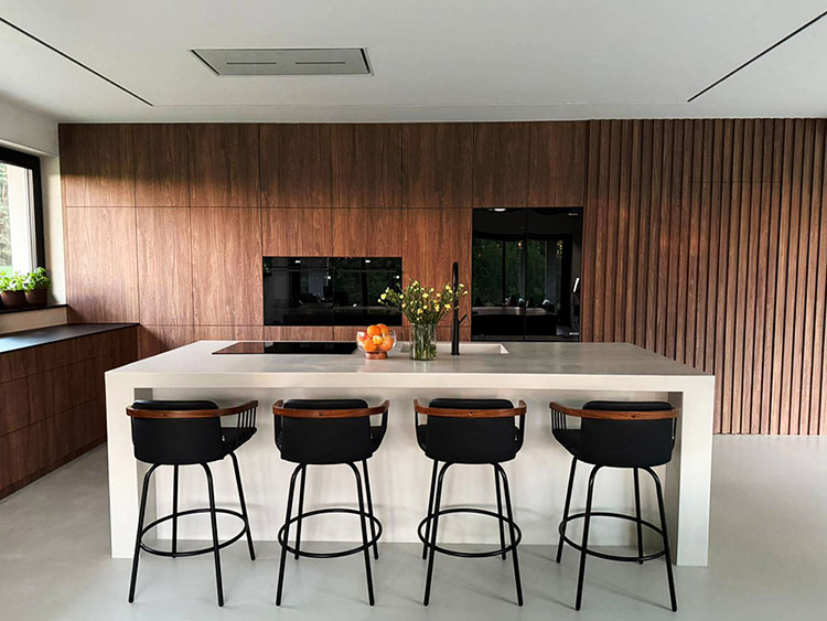 Minimalistyczna kuchnia z monolityczną wyspą i drewnianą zabudową - realizacja wykonana przez Mondins Meble