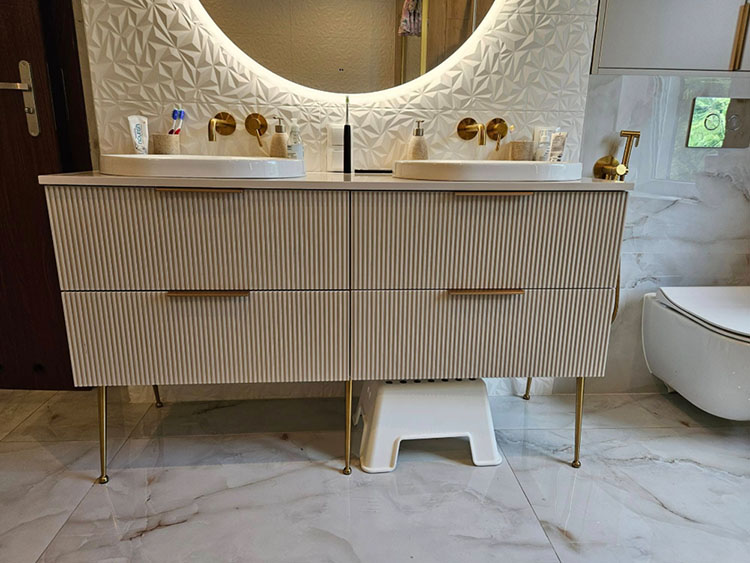 Kompleksowa zabudowa łazienkowa z ryflowanymi frontami - realizacja wykonana przez Mondins Meble