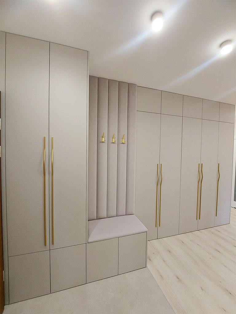 Zabudowa do przedpokoju z tapicerowanym siedziskiem - realizacja wykonana przez Mondins Meble